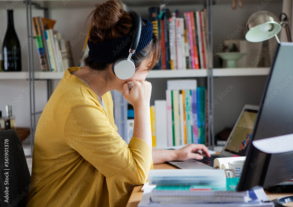 PCを利用して自宅で学習する女性