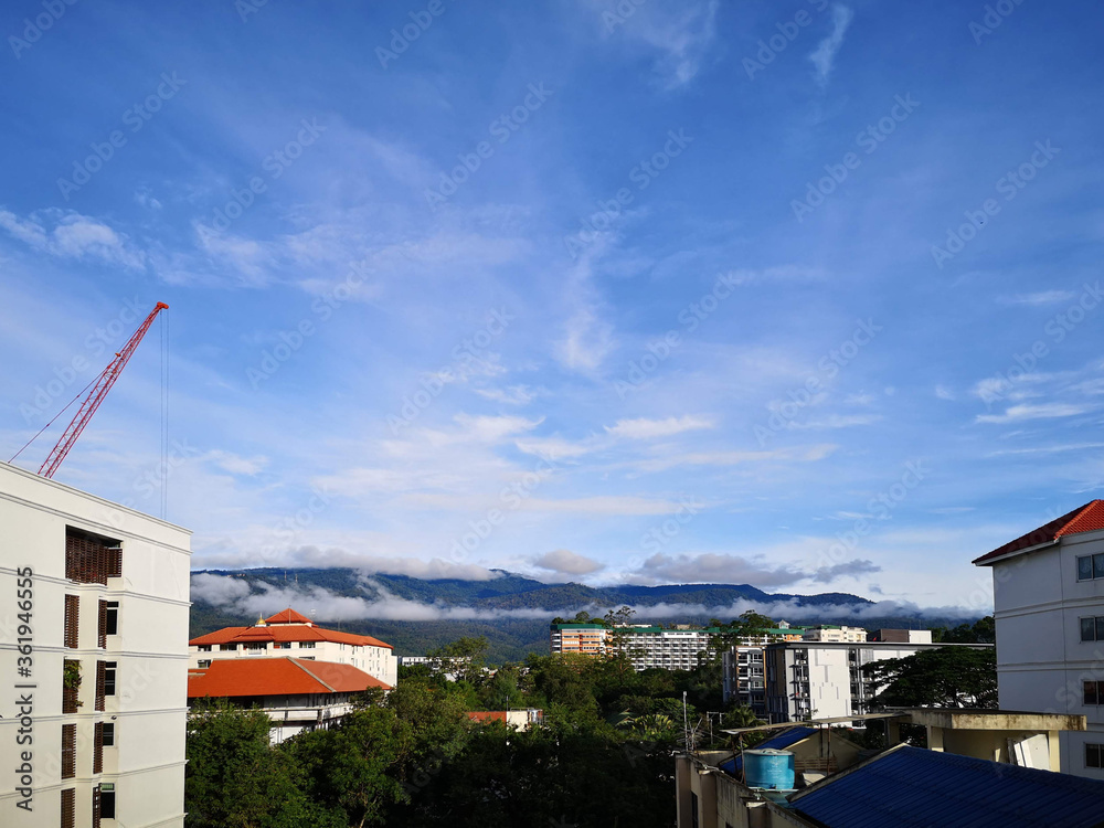 在晴朗的日子里欣赏建筑和山景。