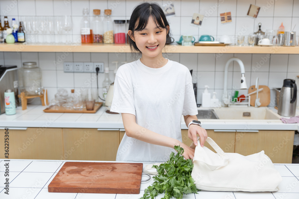 一个用帆布包着蔬菜的纯洁女孩