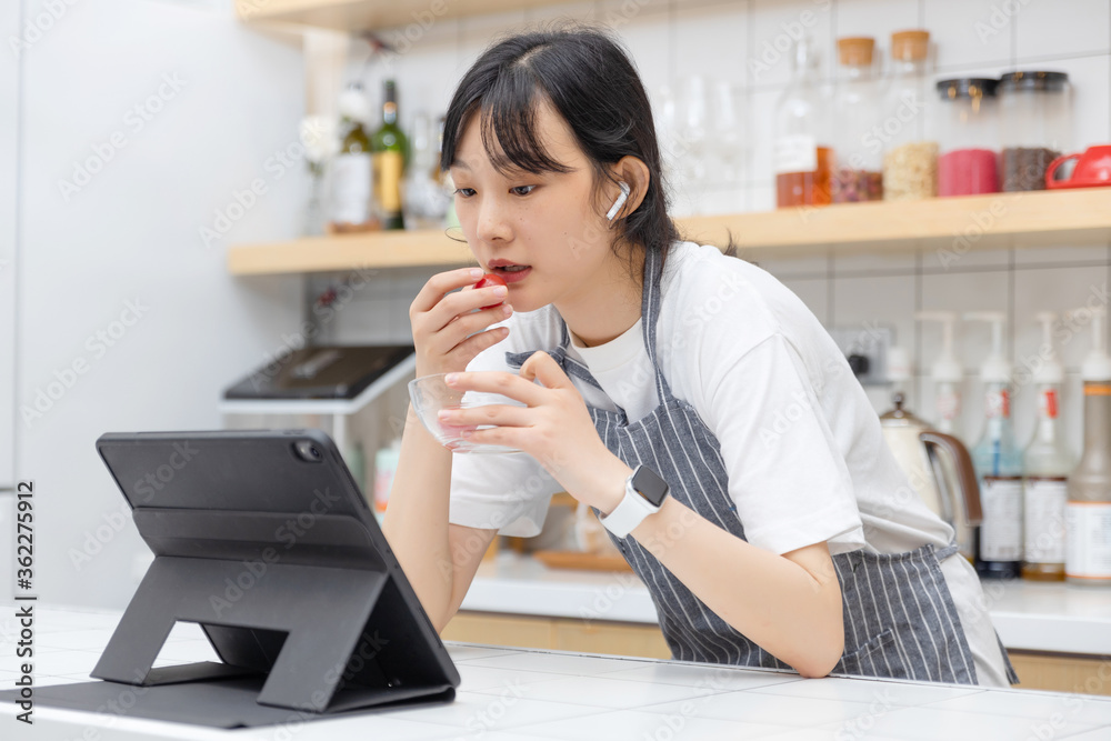 厨房里使用平板电脑的清纯女孩