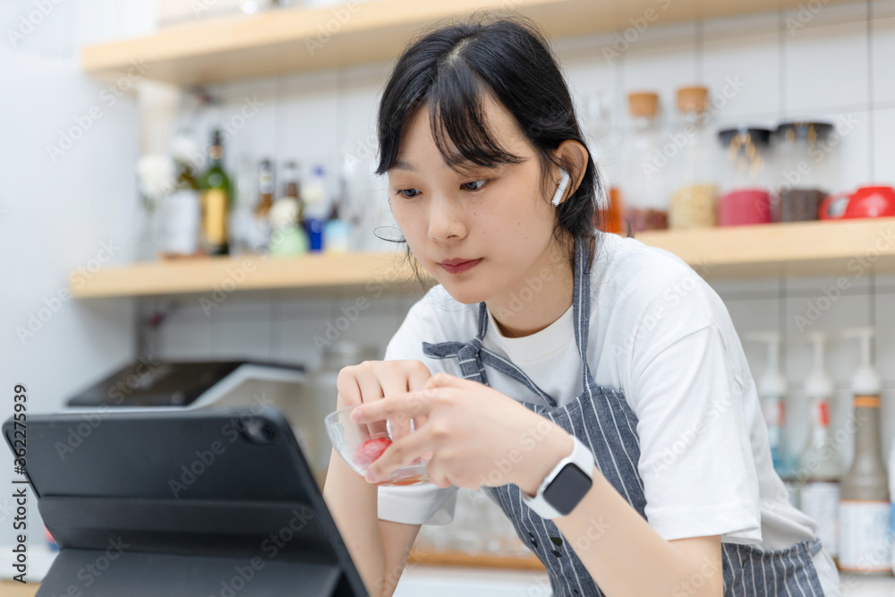 厨房里使用平板电脑的纯女孩