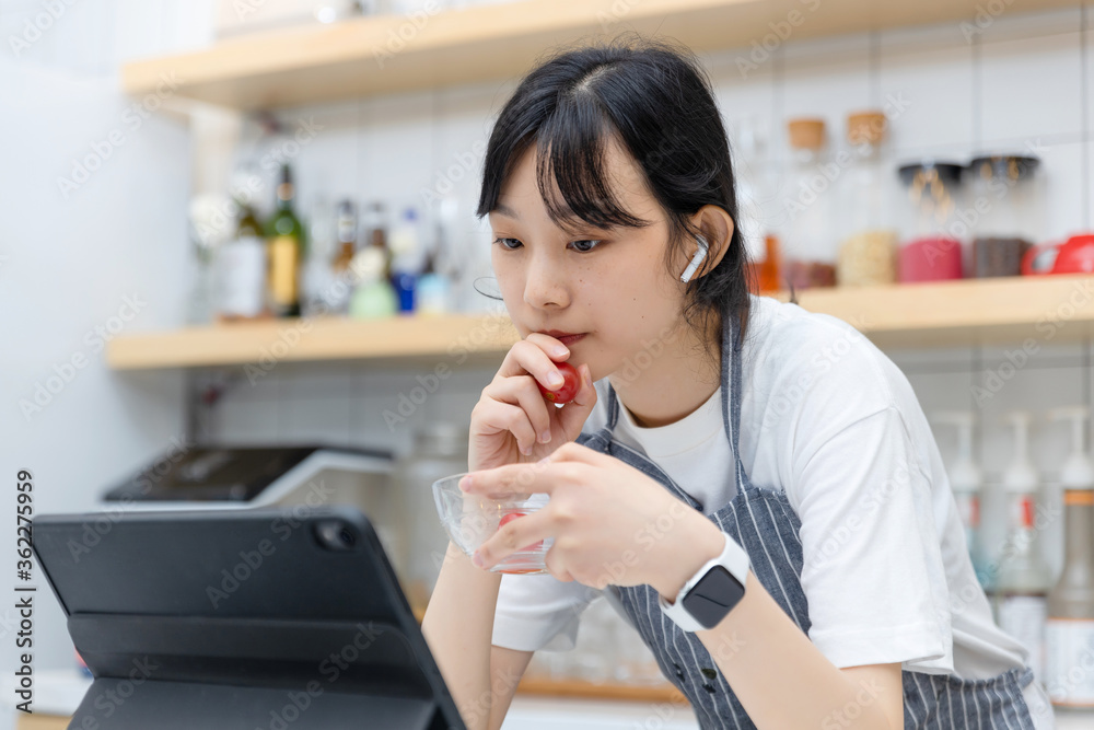 厨房里使用平板电脑的纯女孩