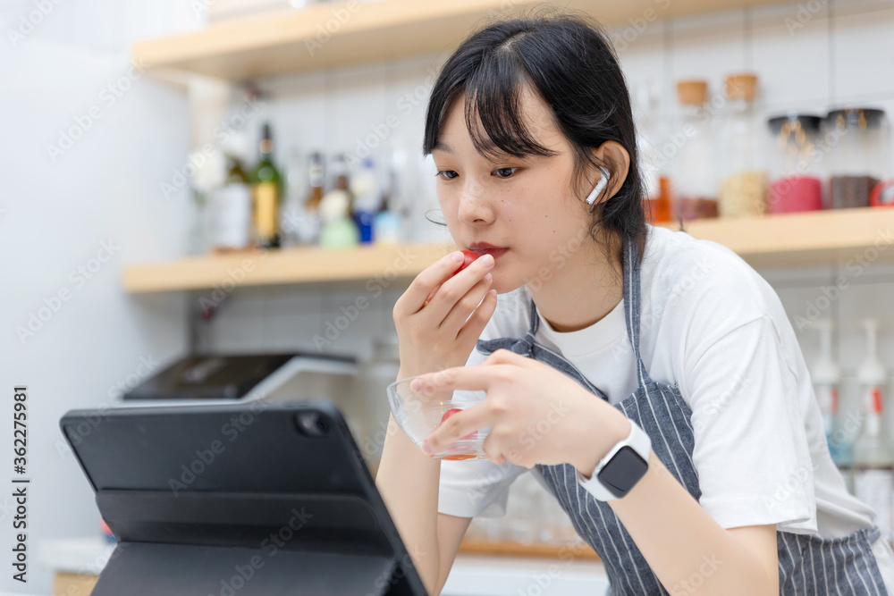 厨房里使用平板电脑的纯女孩