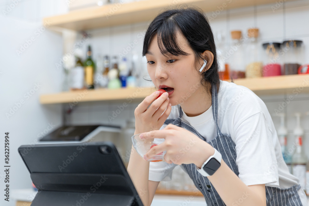 厨房里使用平板电脑的清纯女孩