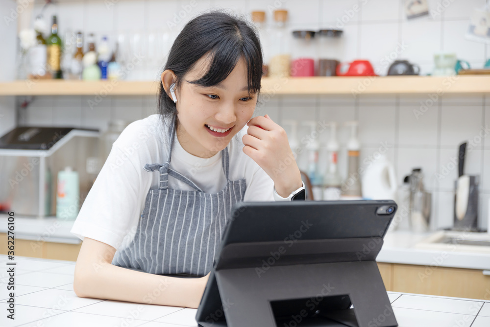 厨房里使用平板电脑的纯女孩