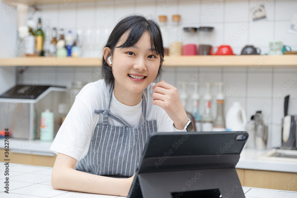 厨房里使用平板电脑的清纯女孩