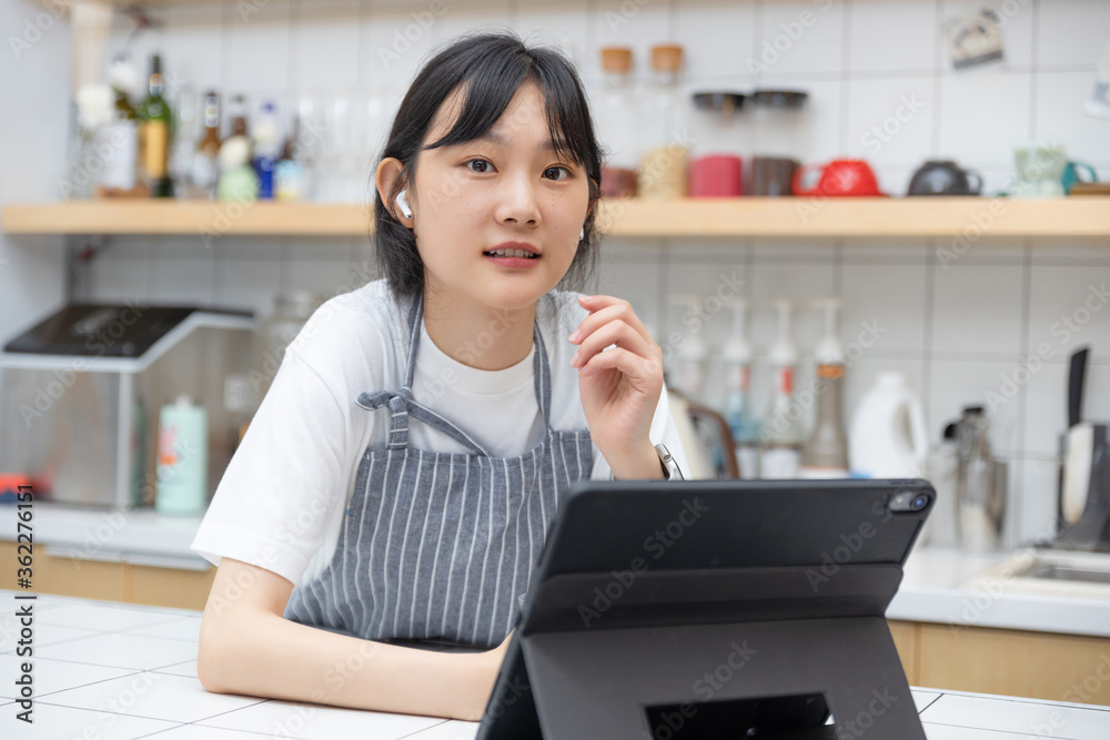 厨房里使用平板电脑的纯女孩