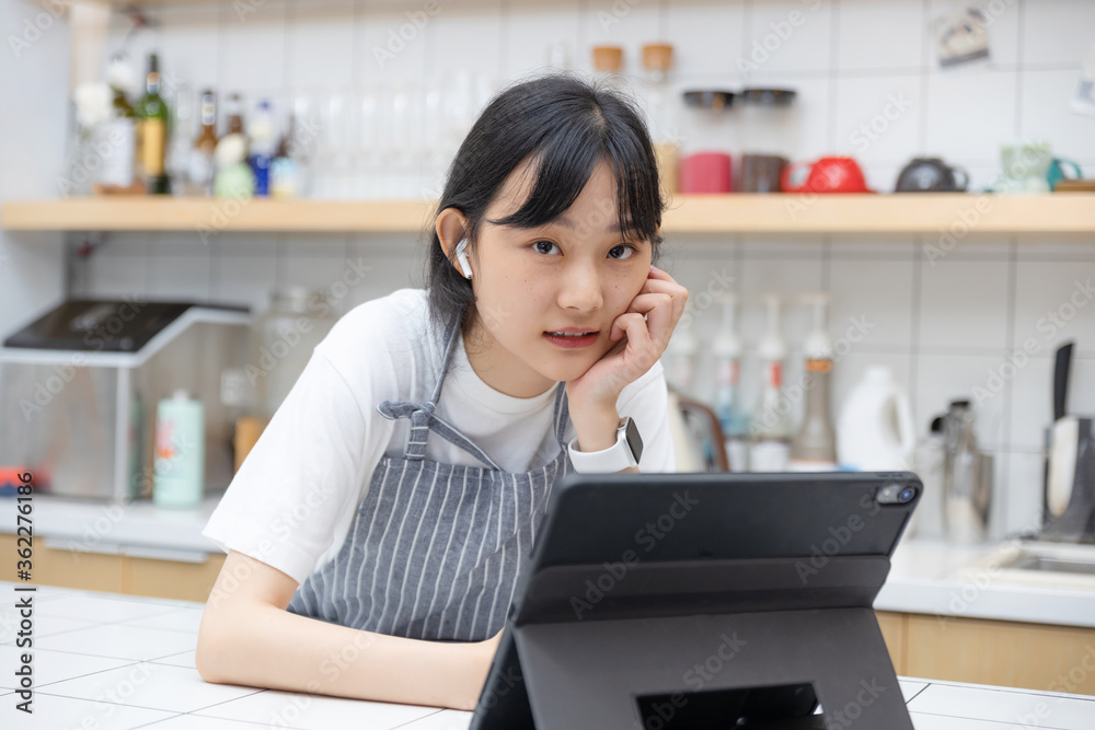 厨房里使用平板电脑的纯女孩