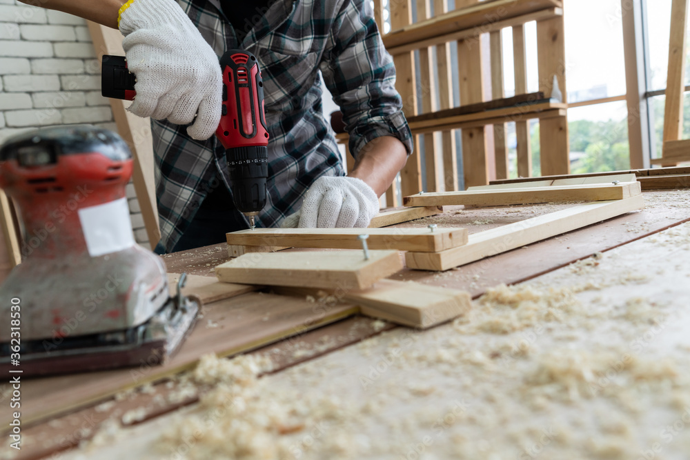 木匠在车间里用木工制作建筑材料或木制家具。Th