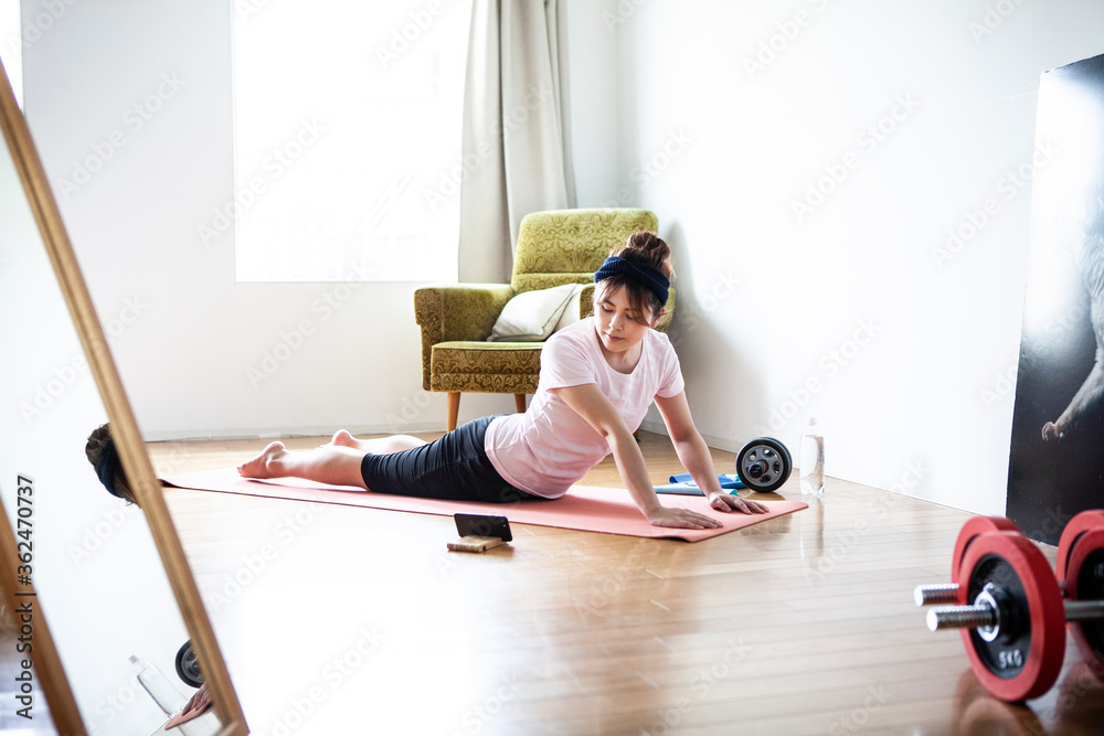 オンラインパーソナルトレーニングを受ける女性