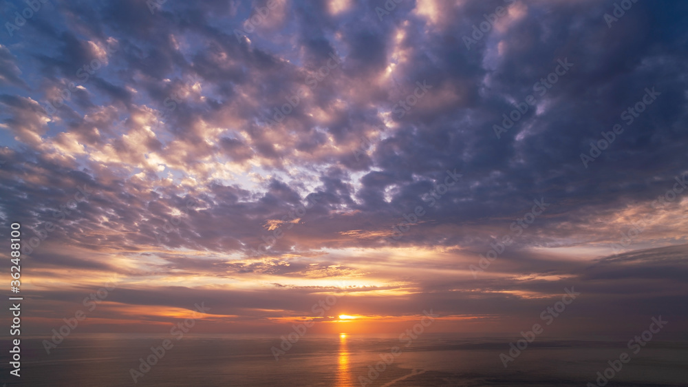 美丽的日落或日出，海上风景自然背景，水面反射