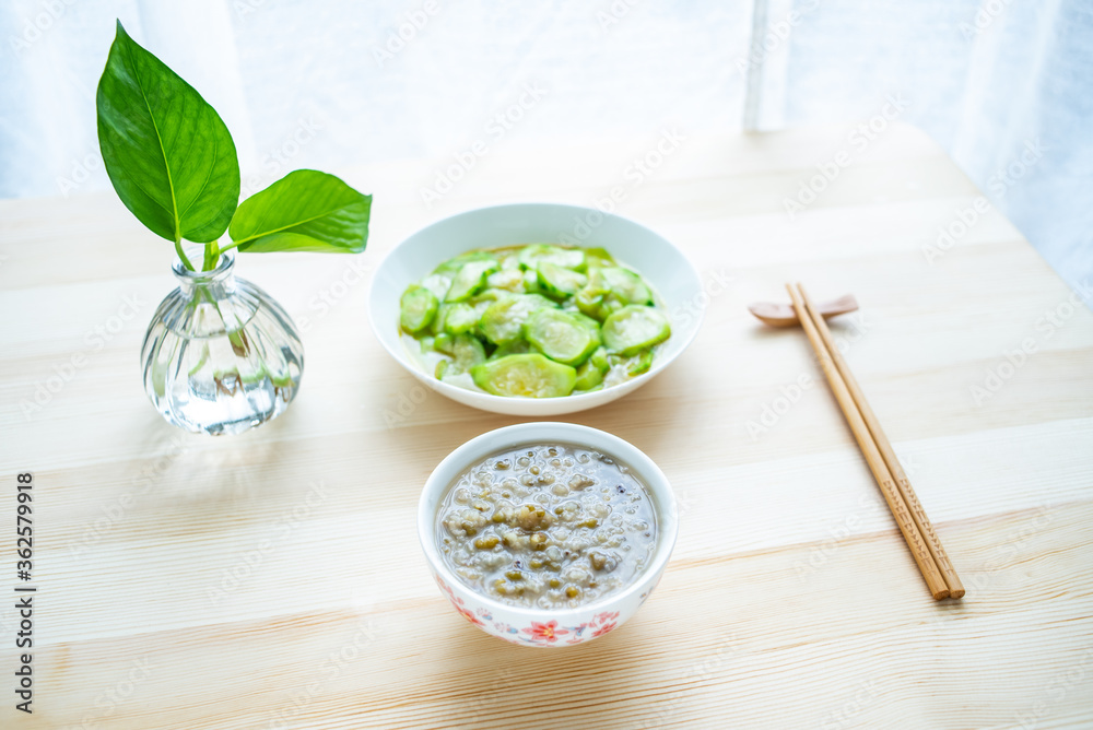 夏日清淡食谱绿豆炒丝瓜粥