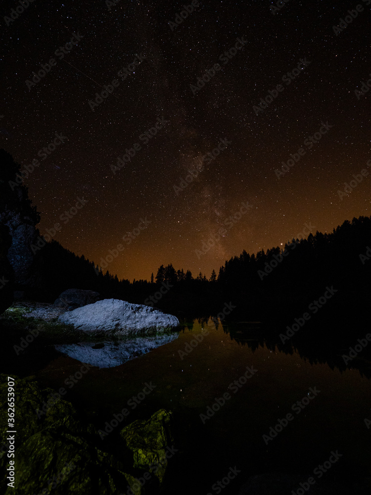 在一个晴朗的夏夜，银河系和其他星系的壮丽景色。