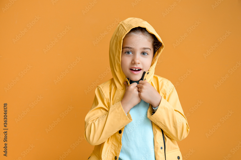 穿着彩色雨衣的可爱小女孩