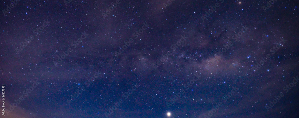 全景蓝色夜空，银河系和黑暗背景下的恒星。宇宙充满，星云和星系。人