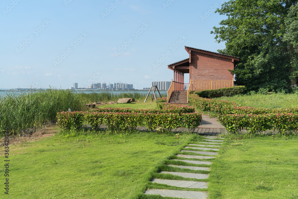 阳光明媚的日子里，湖边的小屋。