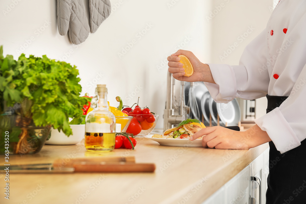 非裔美国女厨师在厨房做饭