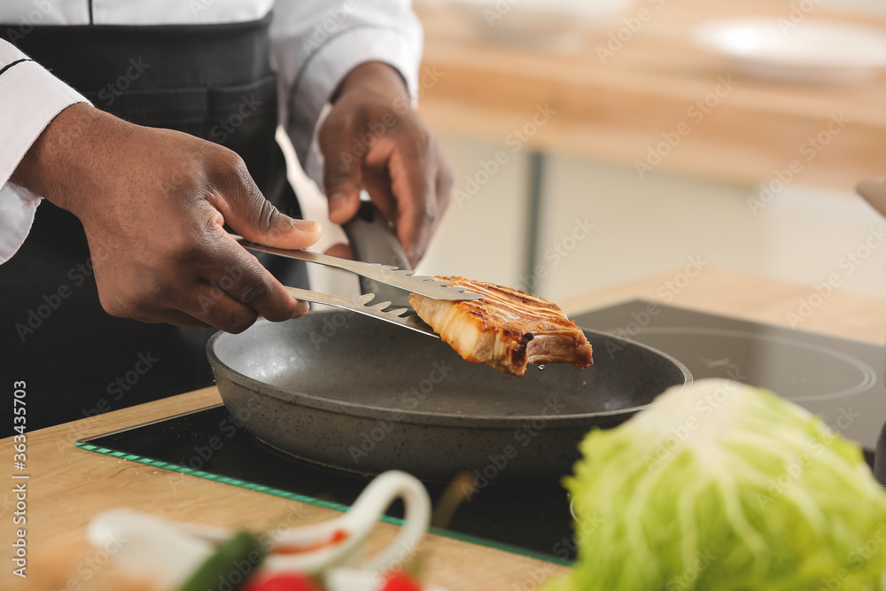 非裔美国男厨师在厨房做饭，特写镜头