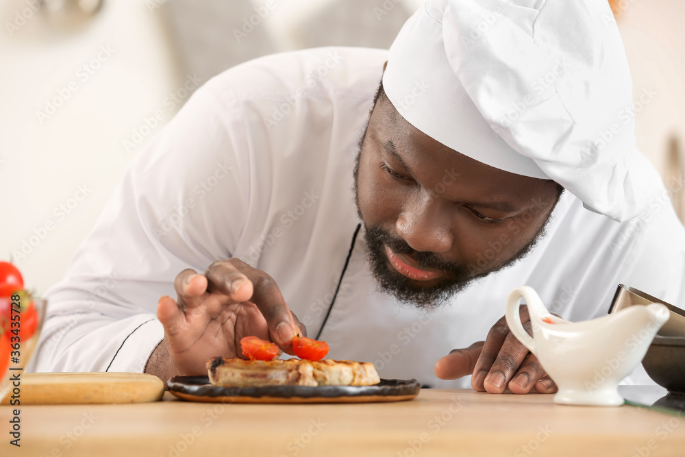 非裔美国男厨师在厨房做饭