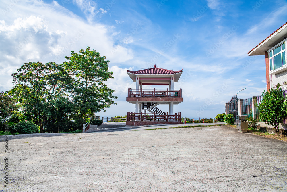 广州南沙黄山麓森林公园顶部的古亭