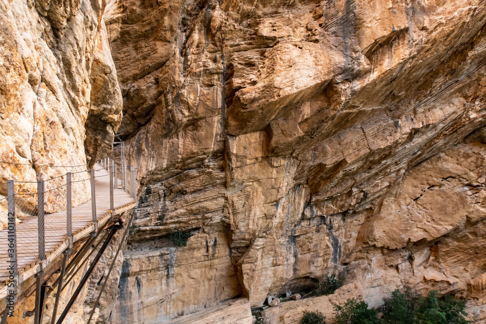 El Caminito del Rey沿着El Chorro狭窄峡谷陡峭墙壁的人行道，狭窄的木板