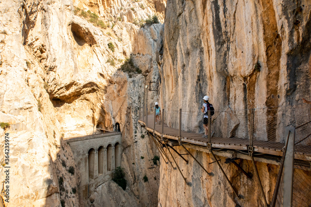 西班牙El Chorro。El Caminito del Rey沿着狭窄峡谷陡峭墙壁的人行道，狭窄的木制