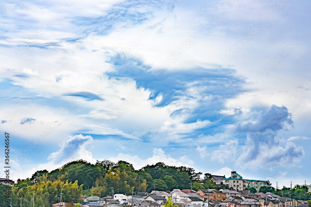 横浜郊外の住宅街と綺麗な雲