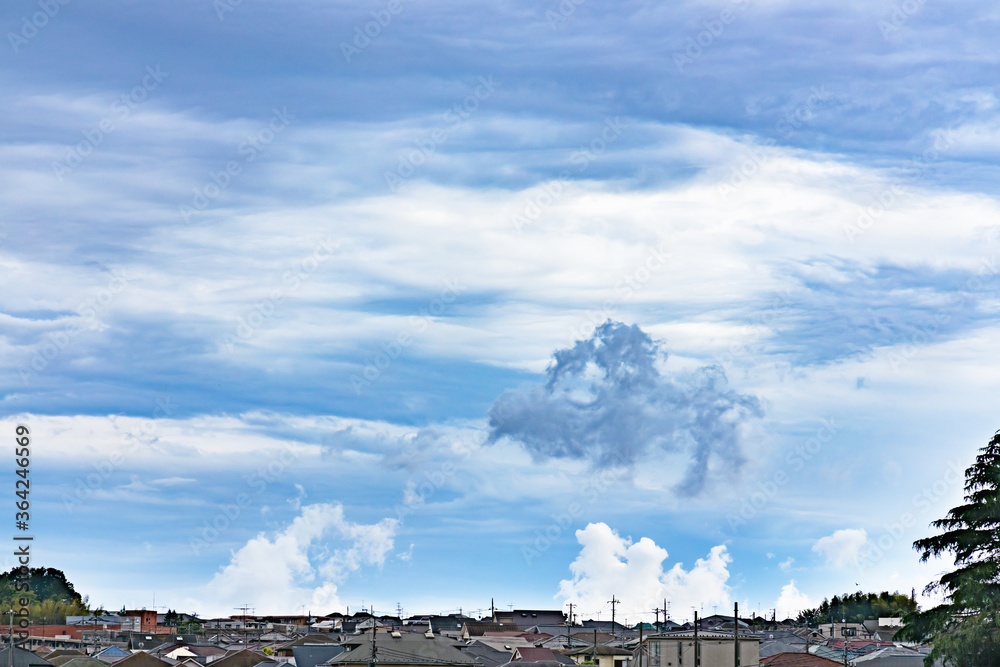 横浜郊外の住宅街と綺麗な雲