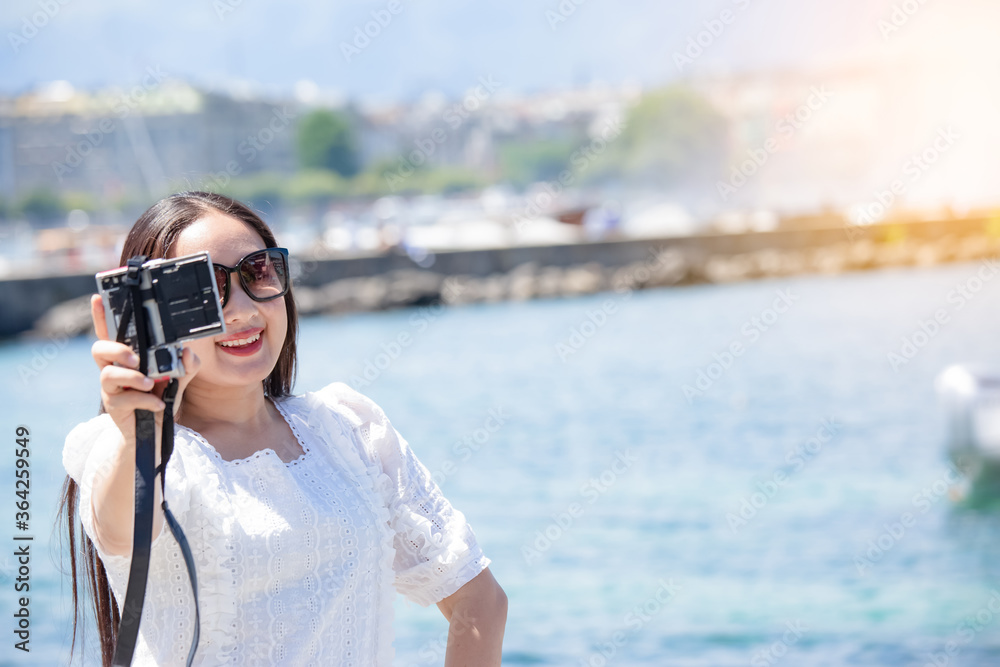 亚洲美女在欧洲的夏天度假，并拍摄风景