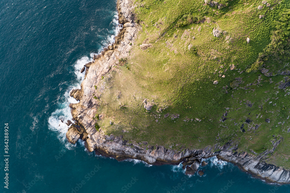 热带海洋，海浪冲击海岸，高山位于莱姆克拉廷新视点