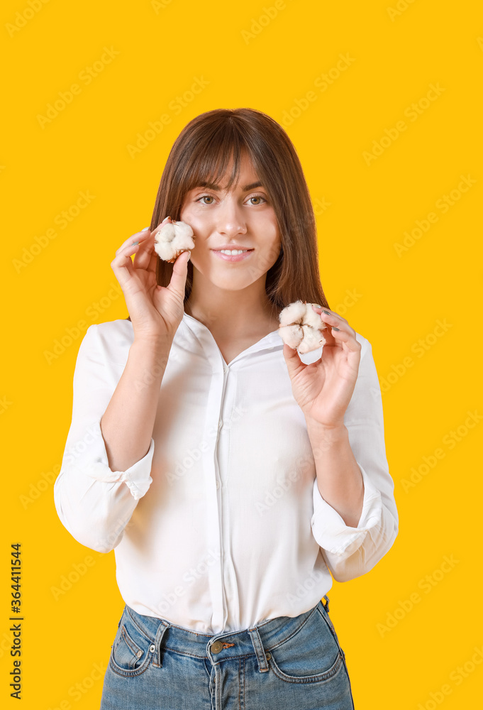 美丽的年轻女子，彩色背景上有棉花花