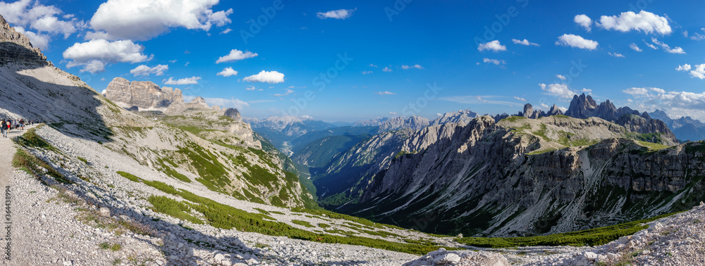 Tre Cime di Lavaredo徒步旅行路线与游客和深谷