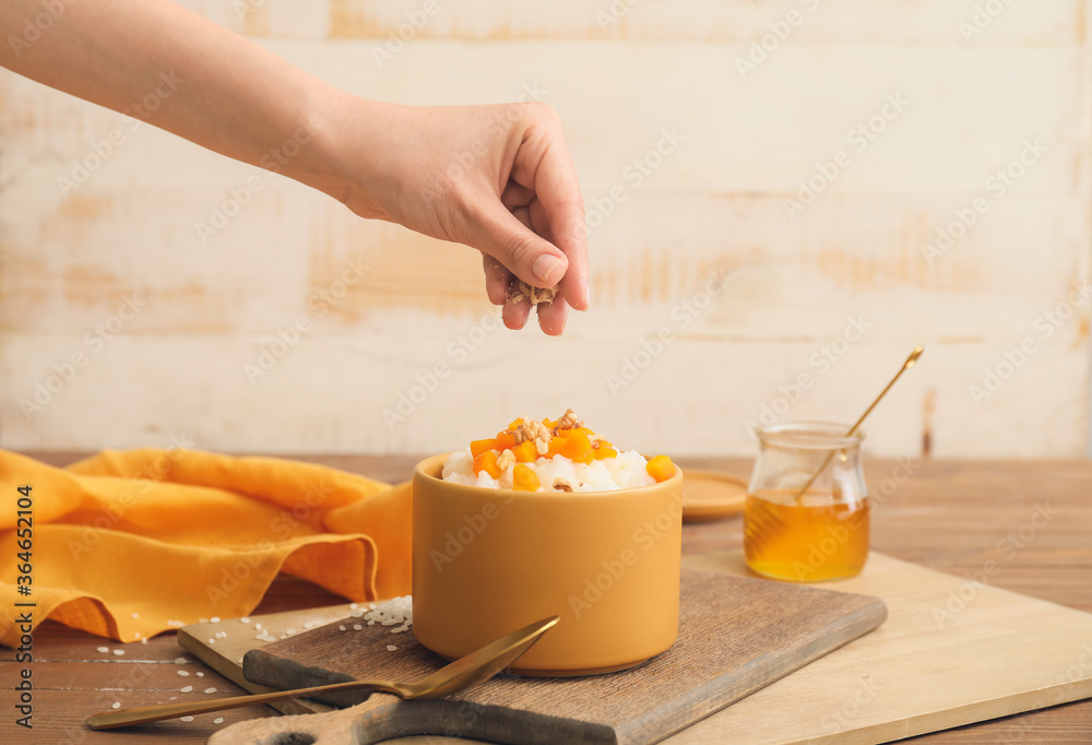 女人在餐桌上准备美味的米饭