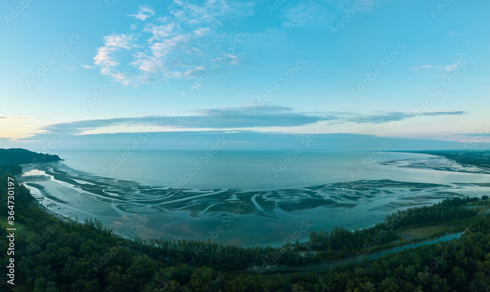 城市清晨宁静海滩鸟瞰图