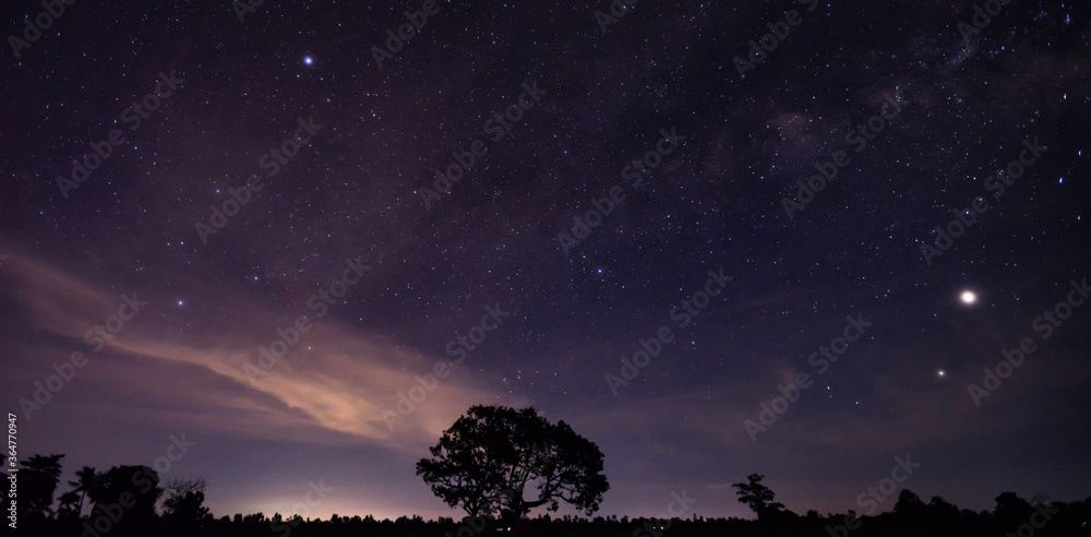 全景蓝色夜空，银河系和黑暗背景下的恒星。宇宙充满了恒星、星云和