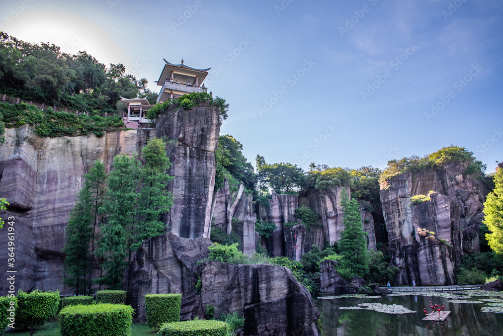 中国广州番禺莲花山公园燕子岩风光