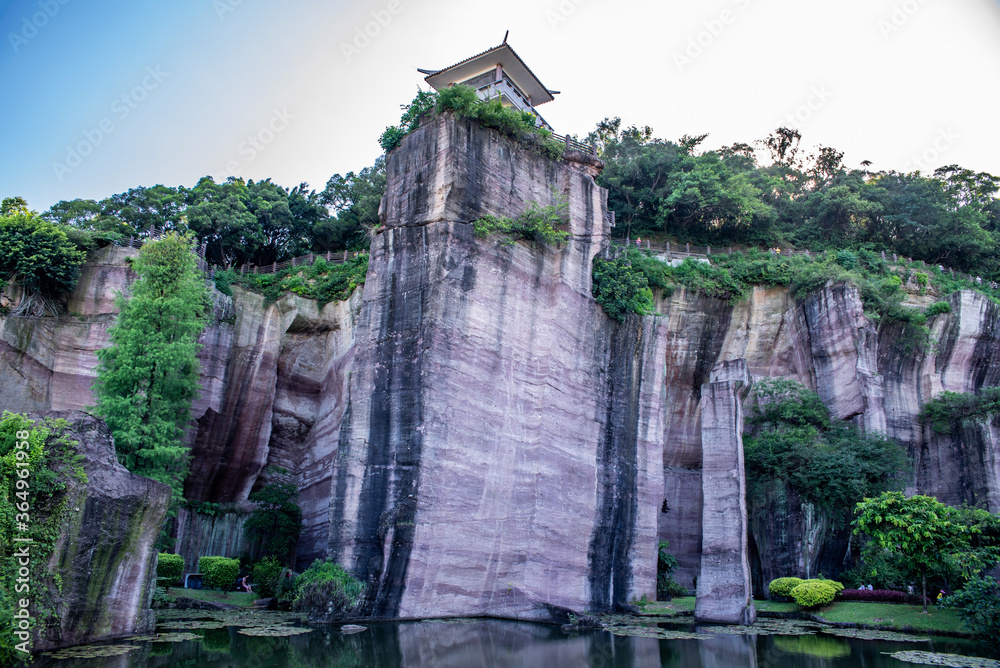 中国广州番禺莲花山公园燕子岩风光