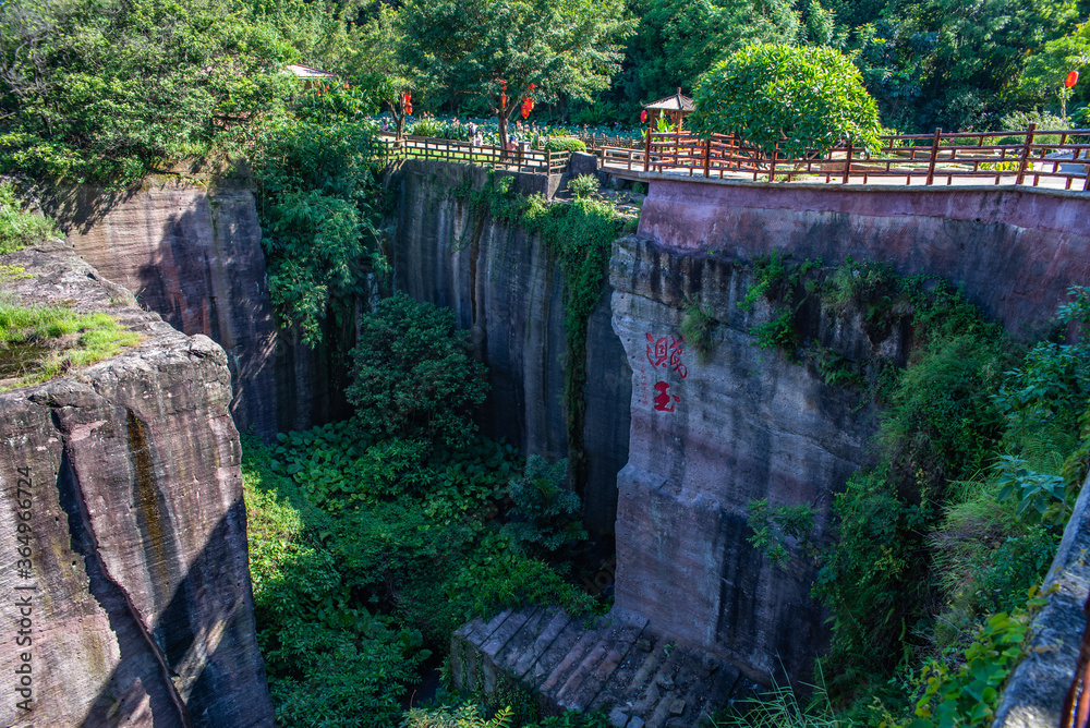 中国广州番禺莲花山公园燕子岩丹霞地貌