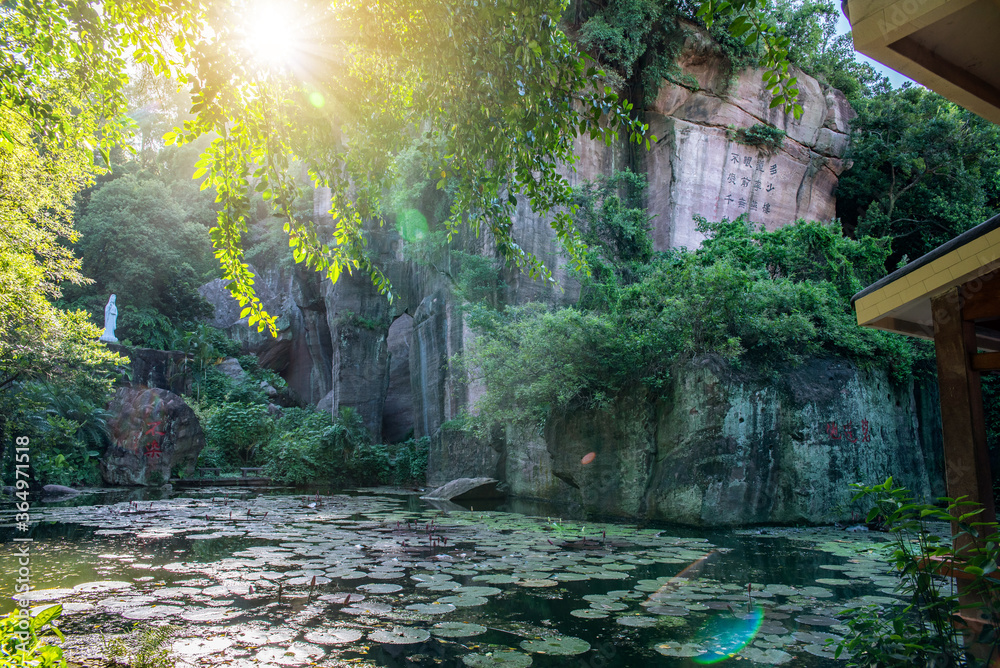 中国广州番禺莲花山公园燕子岩风光