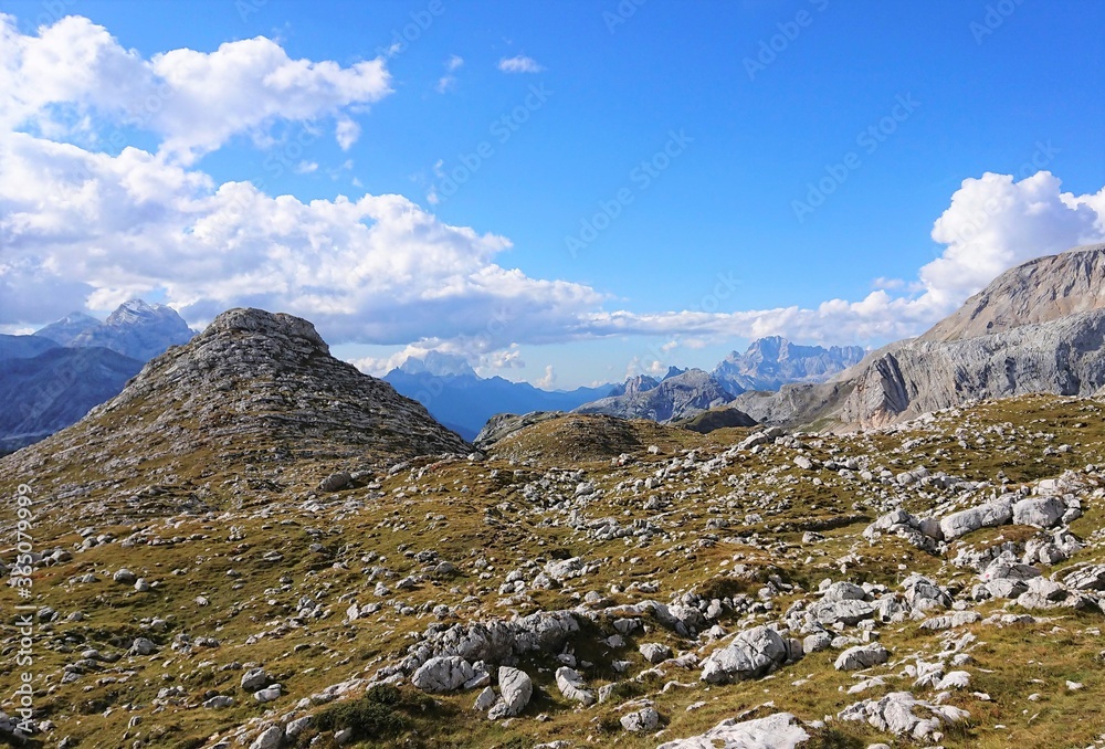 蓝天山景