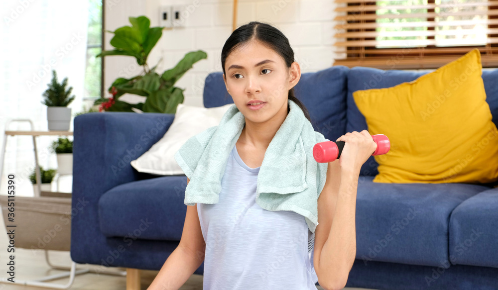 在家锻炼，亚洲女孩举哑铃健身，健康亚洲女性训练称重