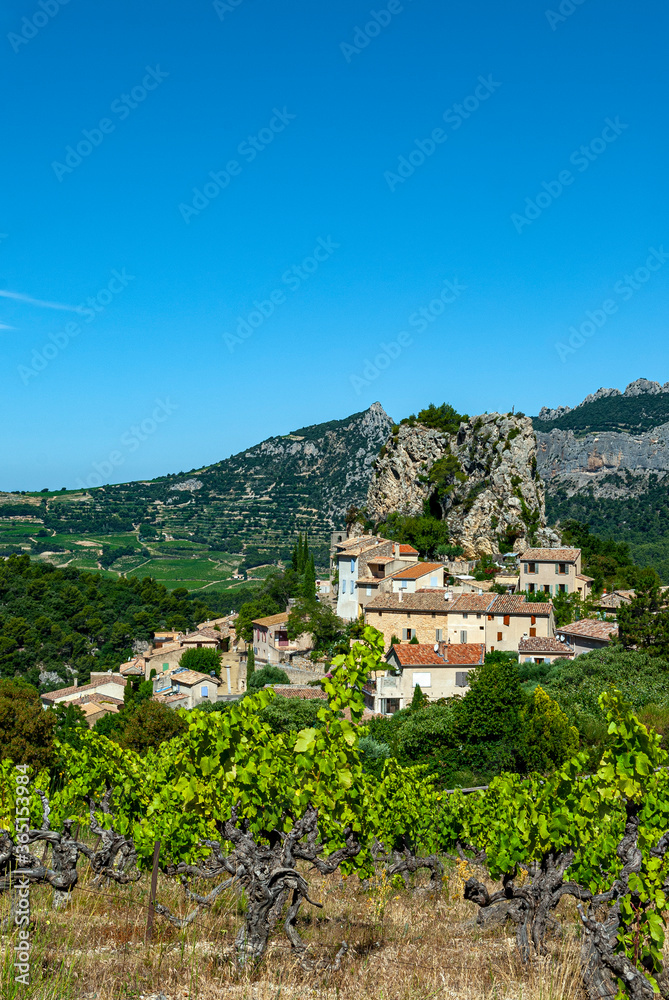 Le village de La Roque Alric sous les Dentelles de Montmirail, dans le département du vaucluse en Pr