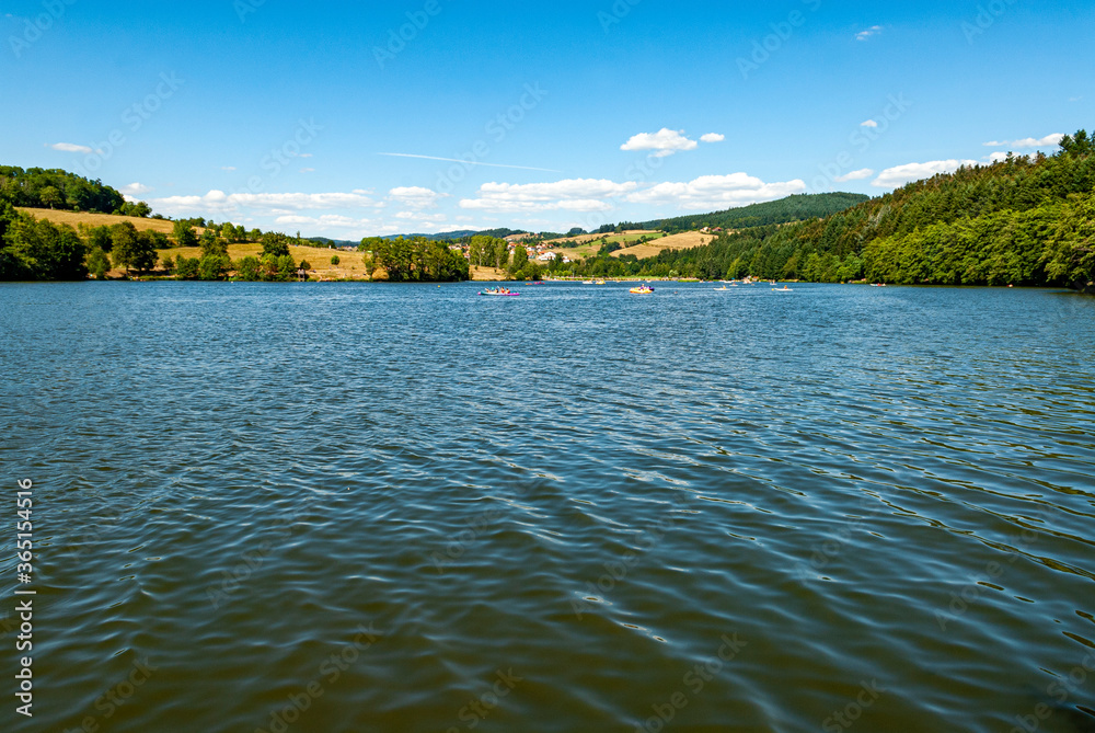 Le lac des Sapins dans les montagnes de lOuest du département du Rhône en France