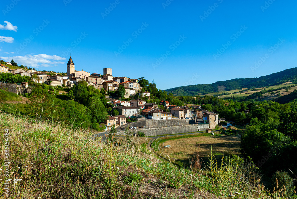 Le village de Chamelet dans la vallée de lAzergues dans le département du Rhône en France