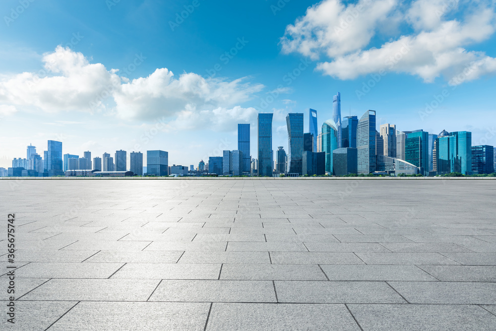 中国上海，空荡荡的楼层和现代化的城市天际线，建筑林立。