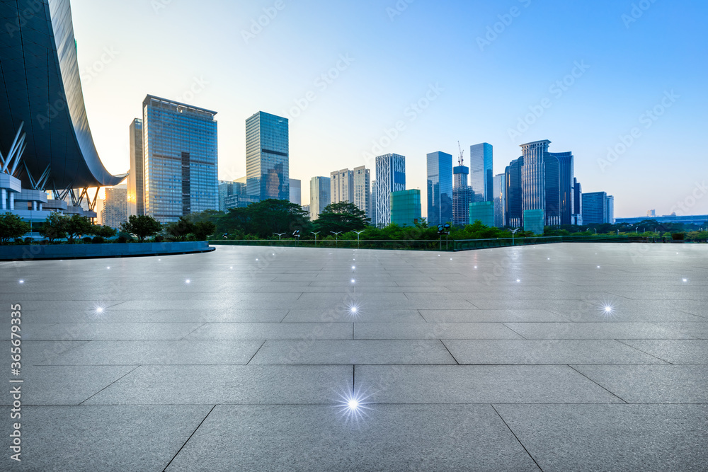 中国深圳，空荡荡的楼层和城市天际线。