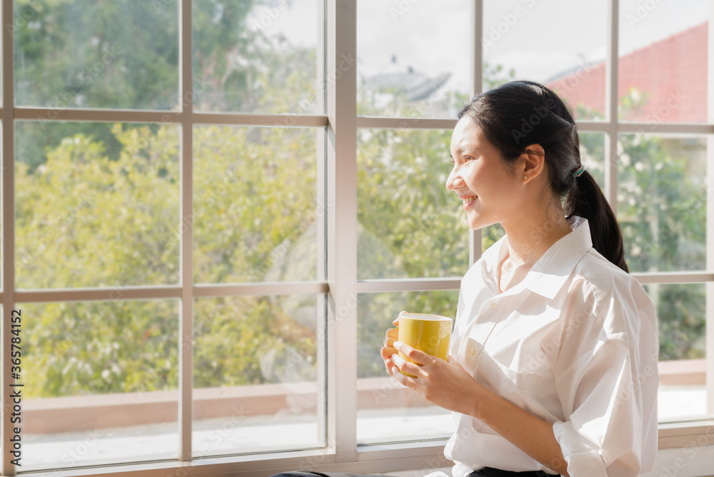 女人喝咖啡看着窗户