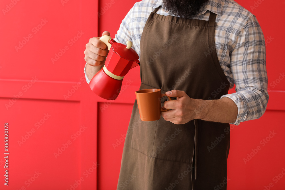 彩色背景下的男咖啡师