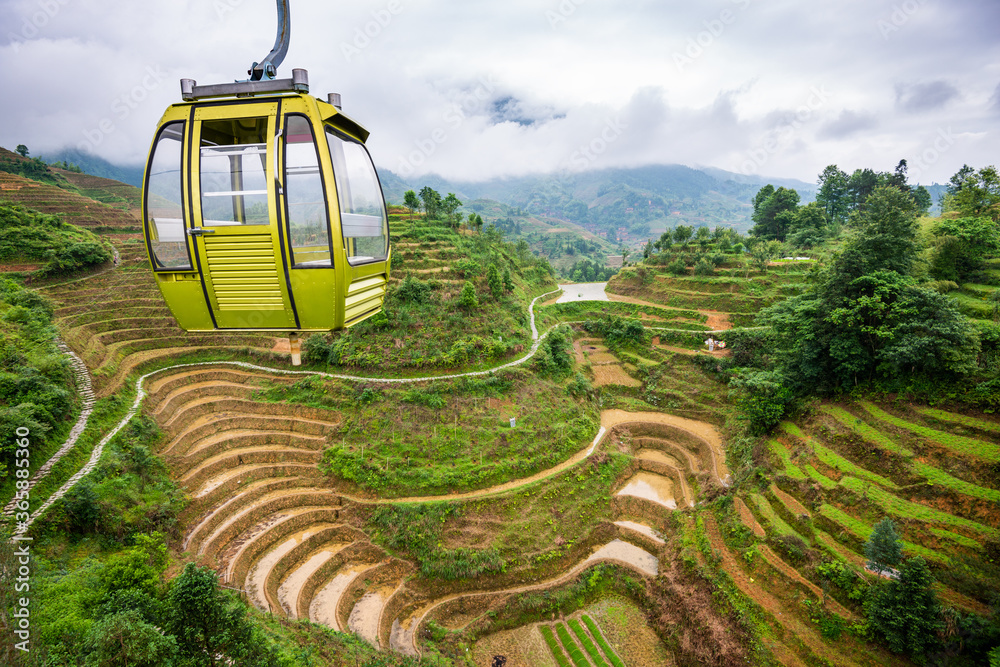 中国桂林药山山坡水稻梯田