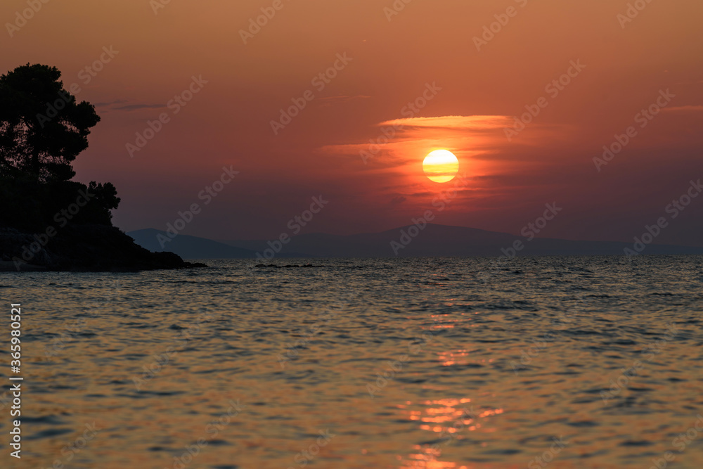 明亮的日落与黄色的太阳在海面上